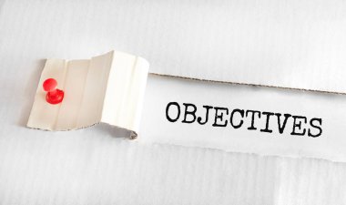 Yırtık sarı kağıdın arkasında yayınlanmaya hazır metin