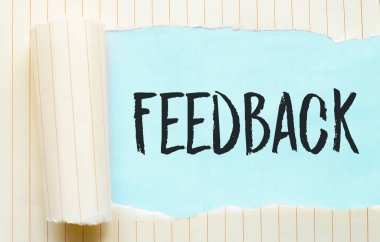 Yırtık beyaz kağıdın arkasında görünen FEEDback metni