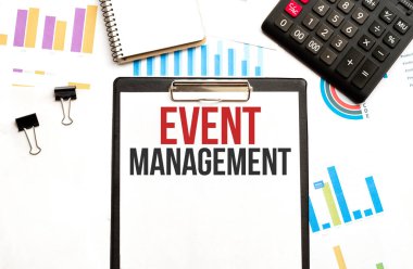 Kağıt tabakta yazı etkinliği menajeri. Diyagram, hesap makinesi, not defteri ve beyaz arkaplan