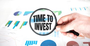 Büyüteç, ahşap arka planda ilgi uyandıracak kelimeler. İş konsepti.