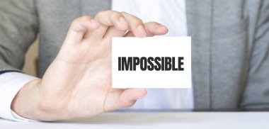 İş adamı elinde imkansız bir kart tutuyor.