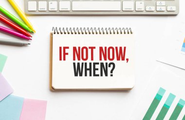 İş adamı not defterini mesajla tutar. Şimdi değilse ne zaman? Beyaz arka plan. İş dünyası