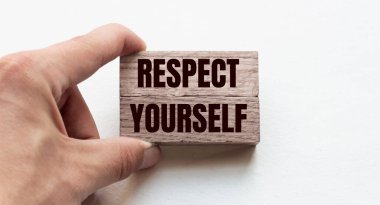 Tahta bloklar tutan bir işadamının eli. Kavramsal görüntü. Metin Saygısı Konsept işi başarılı.