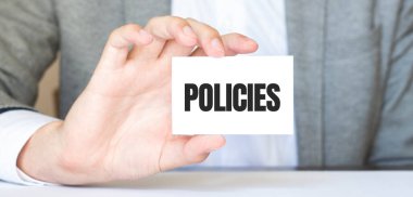 POLİS 'in yazılı olduğu bir kart tutan işadamı