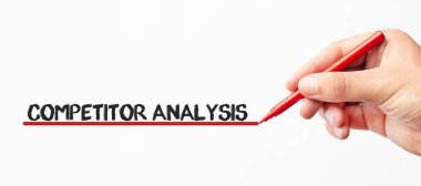 Kırmızı kalemli el yazısı KOMPETITOR ANALYSIS. Beyaz arka planda izole edilmiş. İş, teknoloji, internet kavramı. Resmi Stokla