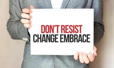 Elinde metin olan bir iş adamı Değişime karşı koyma