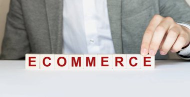 Kelime ECOMERCE ahşap yapı taşları ile yapılır