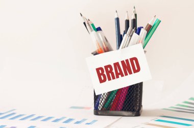 Ofisteki kalem kutusunda 