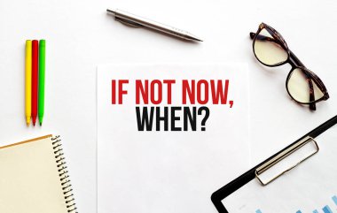 Kağıt tabak, gözlük, not defteri, beyaz arka planda kalem ve kalemler. İş konsepti. Şimdi değilse mesaj at.