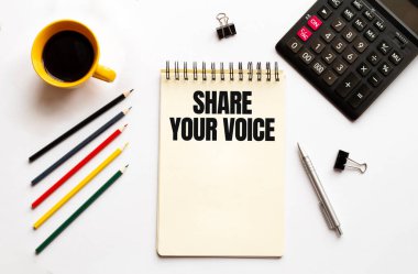 Kahve fincanı, hesap makinesi, not defteri, beyaz arka planda kalem ve kalemler. İş konsepti. Metin Sesinizi Paylaşın