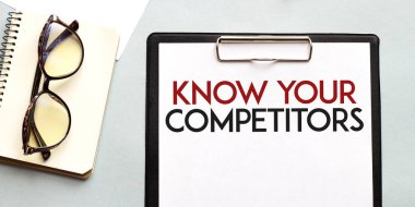 İş konsepti. Not defteri beyaz arkaplanda gözlük, notlar için beyaz kağıt sayfa COMPETITORS biliyorum