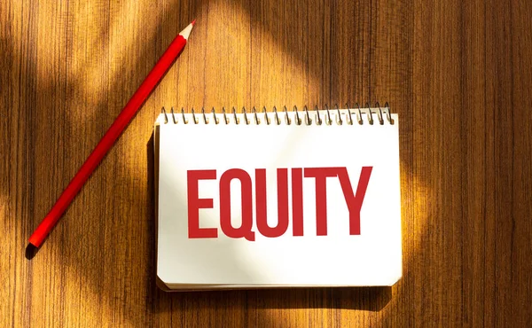 Caneta Vermelha Bloco Notas Com Texto Equity Fundo Branco — Fotografia de Stock