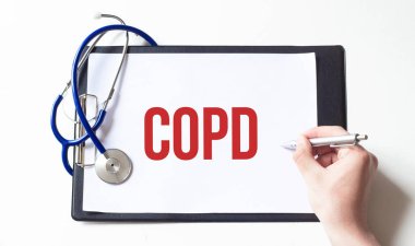 Doktor elinde COPD yazılı kağıt tabak tutuyor. Tıbbi konsept.