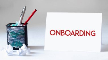 Boş çarşaf, kalem ve buruşuk kağıt toplar gri masada, düz yatıyordu. Metin ÖNCE