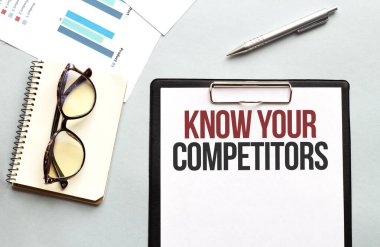 İş konsepti. Not defteri beyaz arkaplanda gözlük, notlar için beyaz kağıt COMPETITIONS bilir