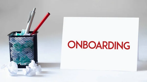 Boş çarşaf, kalem ve buruşuk kağıt toplar gri masada, düz yatıyordu. Metin ÖNCE