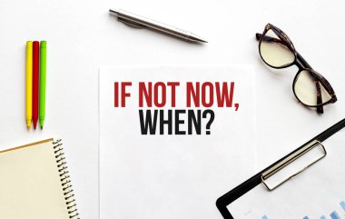 Kağıt tabak, gözlük, not defteri, beyaz arka planda kalem ve kalemler. İş konsepti. Şimdi değilse mesaj at.