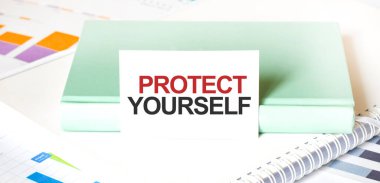 Beyaz büyük not defteri, yeşil kitap ve kâğıt sayfası üzerinde mali diyagram ve metin PROTECT kendin. İş konsepti