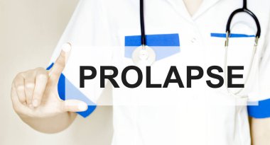Doktor elinde PROLAPSE yazılı bir kart tutuyor, tıbbi konsept.