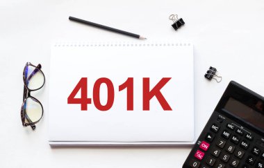 İş konsepti. Not defterinde notlar, hesap makinesi, gözlük, kalem, kalem ve beyaz arkaplan için 401k sayfa beyaz kağıt var.