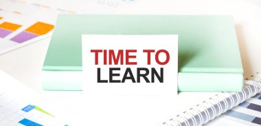 Beyaz büyük not defteri, yeşil kitap ve kağıdın üzerinde 