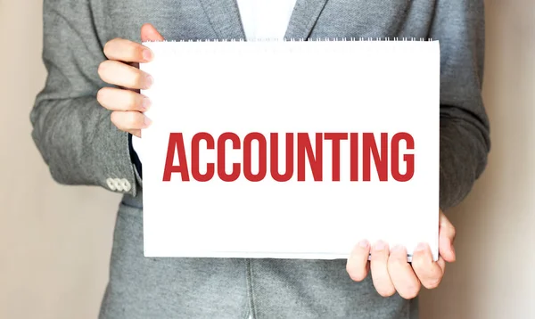 Ondernemer Met Een Kaart Met Tekst Accounting — Stockfoto