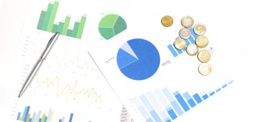 Beyaz ahşap masa üzerinde bozuk para ve kalemle yapılan iş haritasının en üst görüntüsü. İş konsepti