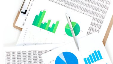 Veri belgesi grafiği çizelgesinde çalışan işadamı, araştırma geliştirme planlama stratejisi analizi finans muhasebesi pazarlama raporu veriyor. İş ofisi kavramı.