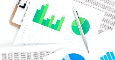 Gümüş Kalem ve Veri Grafik Çizelgesi, araştırma geliştirme geliştirme planlama stratejisi analizi finansal muhasebesini rapor etmektedir. İş ofisi kavramı.