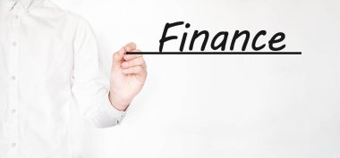 İşadamı şeffaf silme tahtasında siyah kalemle FINANCE yazıyor