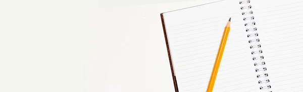 Μολύβι Και Σημειωματάριο Που Απομονώνονται Λευκό Φόντο — Φωτογραφία Αρχείου