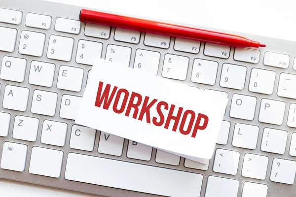 Klavyede yırtık bir kağıda yazılan sözcükler