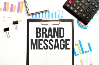 Mesajlı kâğıt tabak markalı. Diyagram, hesap makinesi, not defteri ve beyaz arkaplan