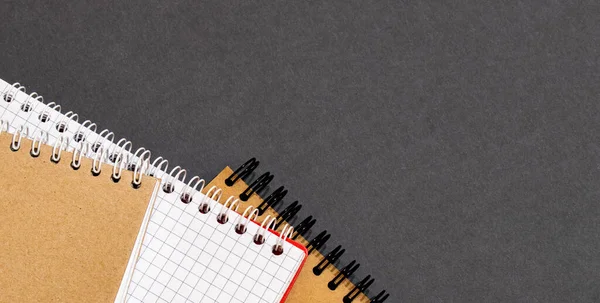 Top Kilátás Zárt Fekete Borító Notebook Ceruza Fehér Íróasztal Háttér — Stock Fotó