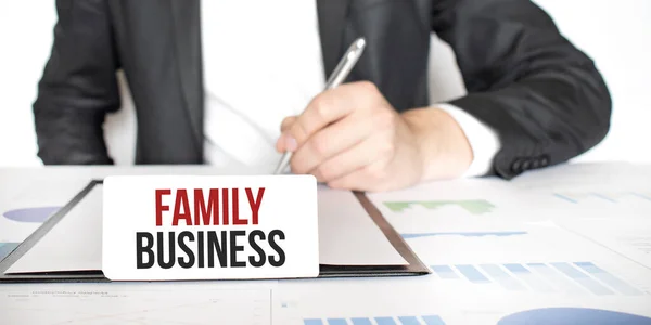 Zakenman Met Een Kaart Met Tekst Family Business — Stockfoto