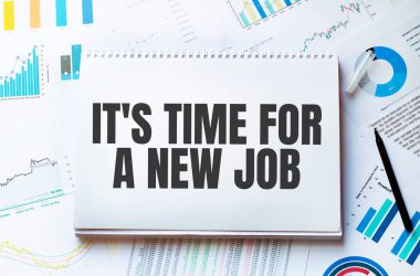 Aletleri ve notları olan bir defter Yeni bir iş zamanı.