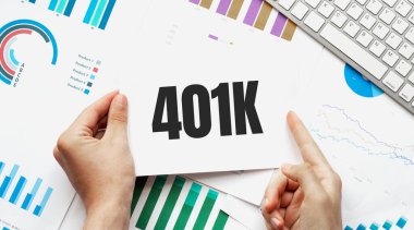İş adamı elinde 401k yazılı bir kart tutuyor. Klavye, diyagram ve beyaz arkaplan