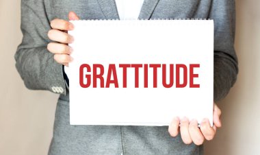 Kartvizitini tutan iş adamı.