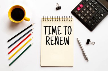 Kahve fincanı, hesap makinesi, not defteri, beyaz arka planda kalem ve kalemler. İş konsepti. Yeni Metin Zamanı