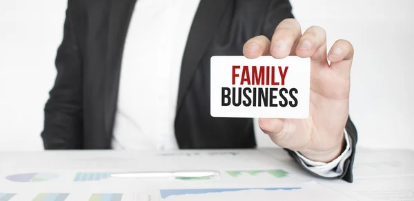 Zakenman Met Een Kaart Met Tekst Family Business — Stockfoto