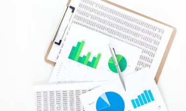 Beyaz ahşap masa üzerinde bozuk para ve kalemle yapılan iş haritasının en üst görüntüsü. İş konsepti