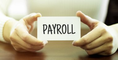 İş adamı elinde metin ödemeli bir kart tutuyor.