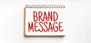 Mesajlı not: Brand Mesajı. Beyaz arka plan. İş dünyası