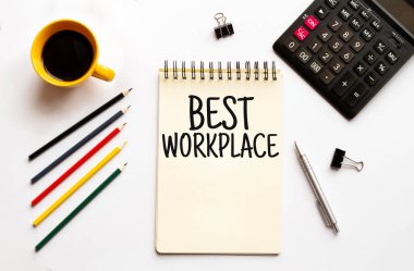 Kahve fincanı, hesap makinesi, not defteri, beyaz arka planda kalem ve kalemler. İş konsepti. Metin En İyi Çalışma Yeri