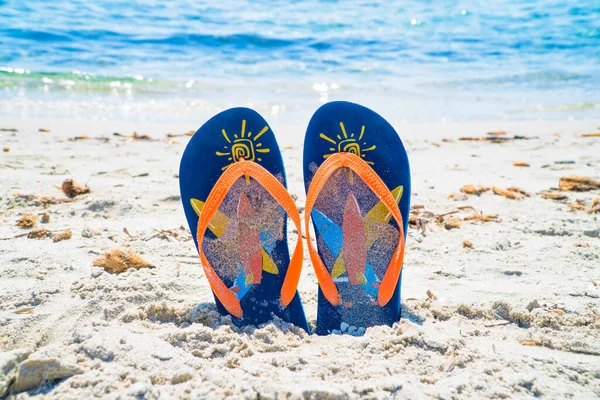 Blauwe Oranje Teenslippers Oever Van Een Blauwe Kristallijne Zee Tijdens — Stockfoto