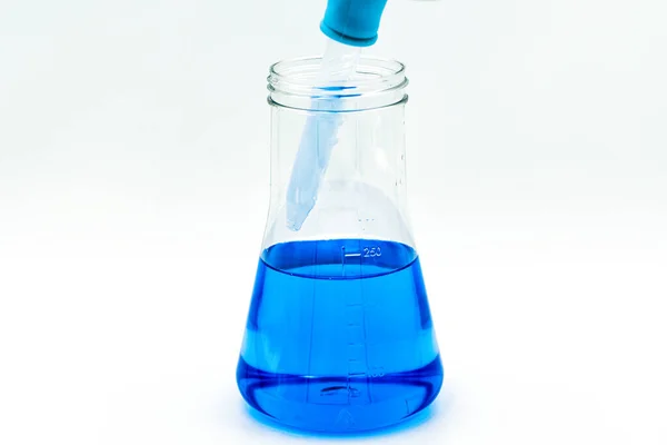 Ein Kolben Mit Blauem Inhalt Mit Pasteurpipette Auf Weißem Hintergrund — Stockfoto