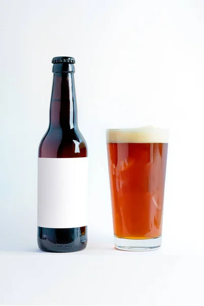 Bierflaschen Mock Mit Altbierglas Und Schaum Leeres Etikett Auf Weißem — Stockfoto