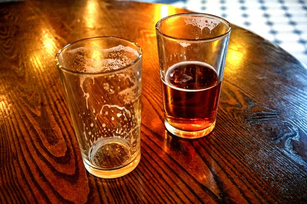 Deux Verres Bière Vide Plein Sur Une Belle Table Bois — Photo