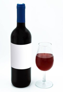 Kırmızı ve mavi kapaklı bir şarap şişesi.