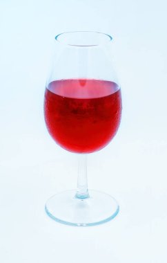 Beyaz bir arka planda kırmızı şarabın şeffaf kadehi.